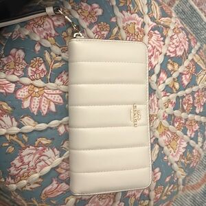 Coach Accordian Zip Wallet Wristlet with Quilting Cream Color Brand New